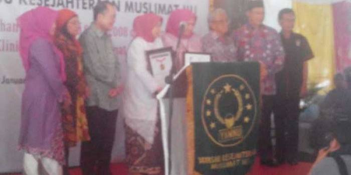 Acara tasyakuran atas dianugerahkannya ISO 9001 dan penghargaan dari MURI kepada Klinik Hemodialis Muslimat NU Cipta Husada, Ahad (10/1/2016). foto: BANGSAONLINE