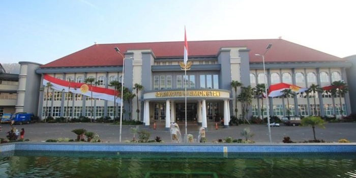 Balai Kota Among Tani di Jl. Panglima Sudirman No.507, Pesanggrahan, Kota Batu.