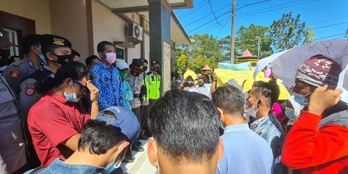 Puluhan warga Desa Patengteng saat demo di Kantor DPMD Bangkalan ditemui Ketua Tim Fasilitasi Pemilihan Kepala Desa (TFPKD) Akhmad Ahadiyan Hamid.