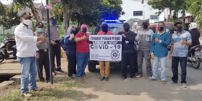 Sahabat Pemilu foto bareng sebelum aksi pembagian masker. (foto: ist.)
