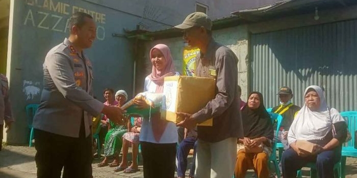 kapolres-kediri-gelar-cangkrukan-bareng-lansia-beri-layanan-kesehatan-dan-bantuan-umkm