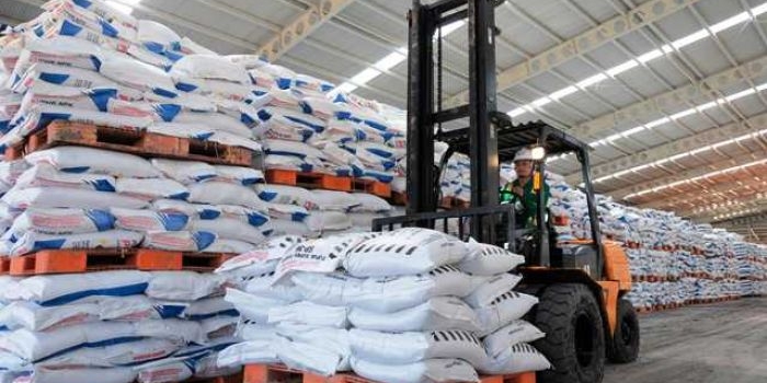 Pegawai Petrokimia bagian packing saat menyiapkan stok pupuk subsidi. foto ist.