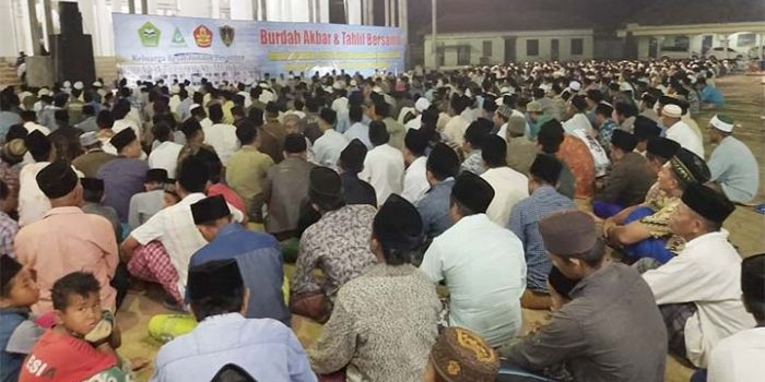 Ribuan Muslimin-Muslimat yang ikut di kegiatan Burdah Akbar dan Do