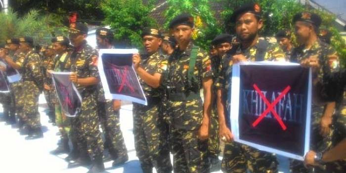 Banser saat gelar Apel Kesetiaan NKRI di halaman Masjid Agung Jombang. foto: rony suhartomo/ BANGSAONLINE