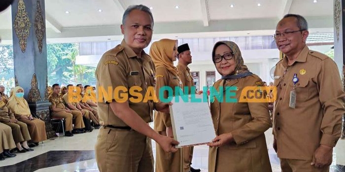 Bupati Jombang, Mundjidah Wahab, saat menyerahkan SK kenaikan pangkat. Foto: AAN AMRULLOH/BANGSAONLINE