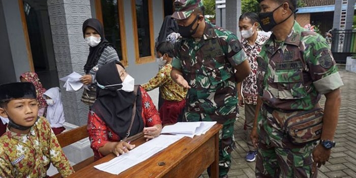 Dandim Ngawi, Letkol Inf Adi Wirawan, saat meninjau giat vaksinasi Covid-19 di SDN Tempuran 1.