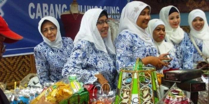 bazaar murah yang diminati ibu-ibu PNS. foto:fery