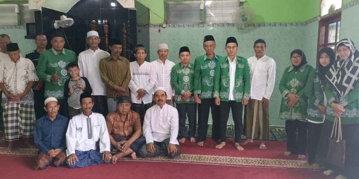 Penyuluh Agama Islam KUA Gubeng, Surabaya, saat foto bersama masyarakat.