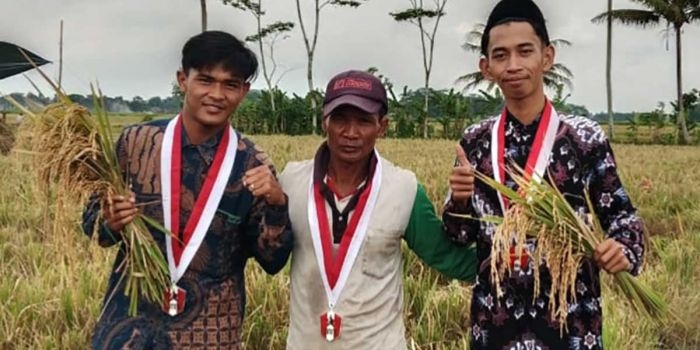 Ketua DPC GMNI Kabupaten Malang, Muhammad Ulil Albab, saat bersama petani.