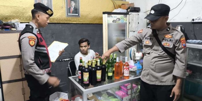 razia-jelang-nataru-polisi-sita-puluhan-botol-miras-dari-5-kafe-di-sukodadi-lamongan