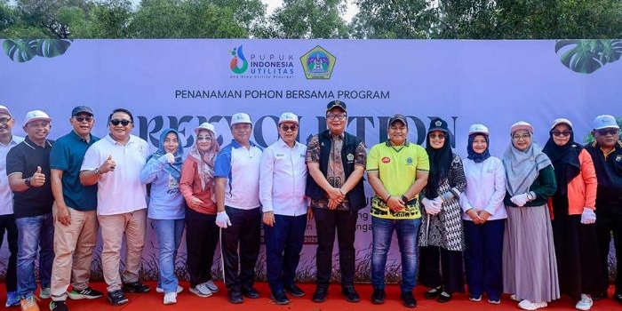 Wabup Asluchul Alif bersama Ketua DPRD M. Syahrul Munir dan pejabat PUI saat aksi tanam pohon di Gresik Eco Park, kawasan Hutan Kota Stadion Gejos. Foto: Ist.