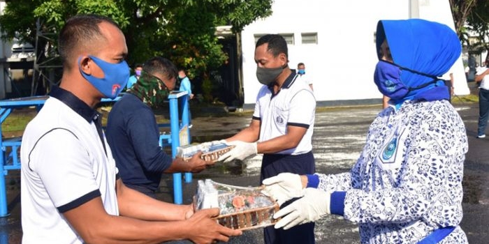 Panglima Koarmada II Laksda TNI Heru Kusmanto saat menyerahkan paket Masker dan Hand Sanitizer secara simbolis.