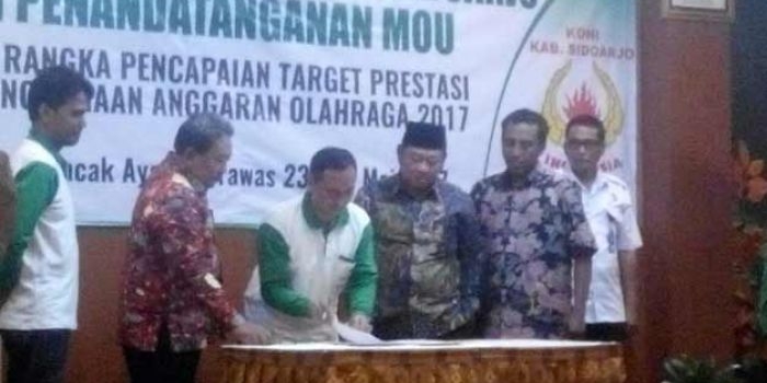 Ketua Umum KONI Sidoarjo M Franki Effendi menandatangani MoU dengan BNK, Unesa, Dikbud dan SMANOR saat Raker, di Hotel Puncak Ayanna, Trawas Mojokerto, Selasa (23/5) lalu. foto: istimewa