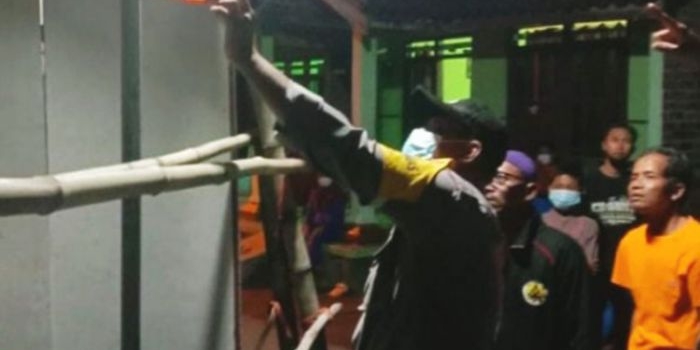 Petugas melakukan pemeriksaan tiang listrik. (foto: ist)