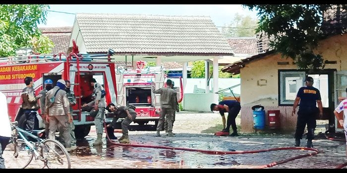 Petugas Damkar Kabupaten Situbondo usai berhasil memadamkan api.
