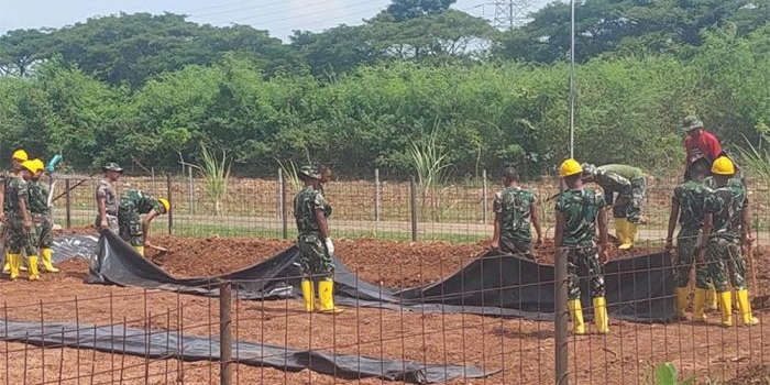 Personel Batalyon Infanteri Teritorial Pembangunan 932/Sunan Bonang saat mempelajari program CSR unggulan Si Pandu dan Desi di kawasan PLN Nusantara Power UP Tanjung Awar-Awar.