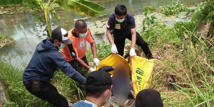 Petugas hendak membawa mayat ke RSUD Dr. Koesma untuk proses identifikasi.