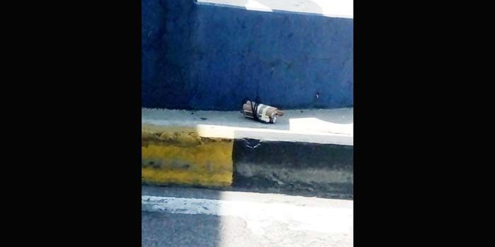 Diduga sebuah bom dilempar oleh orang tak dikenal yang mengendarai mobil sedan putih di gerbang tol masuk Sidoarjo, Jumat (18/5).