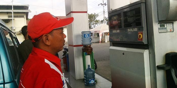 Seorang petugas SPBU Kalianyar, Kecamatan Kapas sedang bekerja. SPBU ini salah satu yang menyediakan bonus voucher BBK.