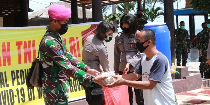 Para personel TNI-Polri saat membagikan nasi bungkus hasil sinergi Dapur Umum. 