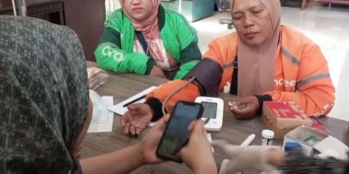 satu-abad-nu-lazisnu-dan-lknu-pcnu-sidoarjo-gelar-baksos-untuk-ojol