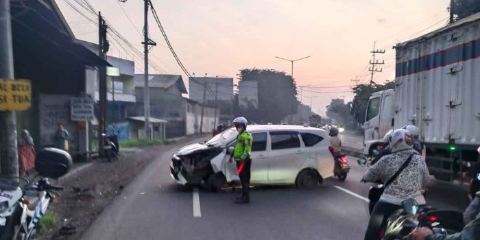 Kendaraan yang terlibat kecelakaan di Jalan Raya Taman, Sidoarjo.