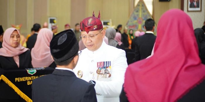  Pj. Wali Kota Batu Aries Agung Paweai saat menyerahkan Satyalancana Karya Satya kepada 88 guru di lingkungan Pemkot Batu.