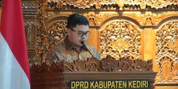 Bupati Kediri, Hanindito Himawan Pramana saat menyampaikan paparan di hadapan anggota DPRD Kabupaten Kediri. (Ist).