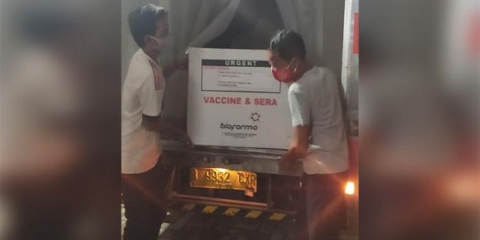Vaksin Covid-19 saat tiba di Kantor Dinkes Kabupaten Pamekasan, Selasa (26/1) dini hari.