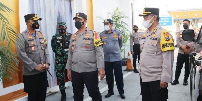 Kapolres Ngawi AKBP I Wayan Winaya saat melakukan pemantauan perpanjangan larangan mudik di pintu tol.