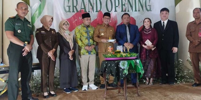 Pj Bupati Pamekasan Masrukin (tengah) bersama owner dan jajaran RSIA Puri Bunda Madura saat peresmian.