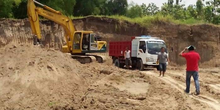 Petugas saat melakukan penggerebekan usaha tambang pasir darat ilegal di Desa Tebon, Kecamatan Purwosari, Bojonegoro. foto: EKY NURHADI/ BANGSAONLINE