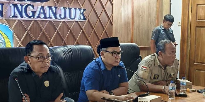Wakil Ketua DPRD Nganjuk perwakilan massa aksi.