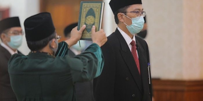 Busrul Iman diambil sumpah sebagai Dirut Bank Jatim di Gedung Negara Grahadi, Surabaya. foto: istimewa