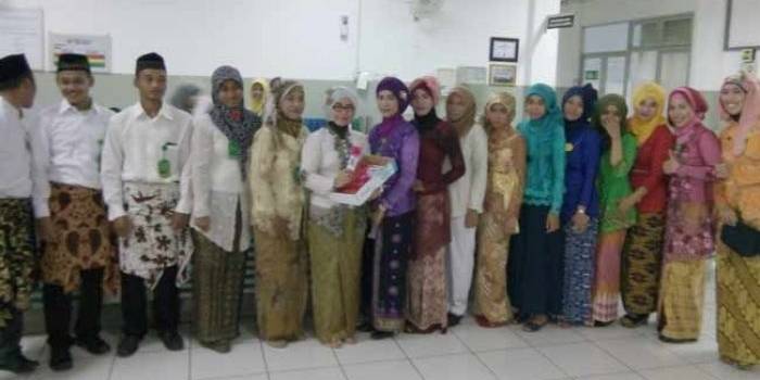 Para karyawan, dokter dan perawat saat berpose sebelum keliling ke setiap kamar pasien. foto: suwandi/ BANGSAONLINE