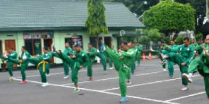 Tampak anggota Korem Madiun mengikuti latihan beladiri militer Yong Modoo.