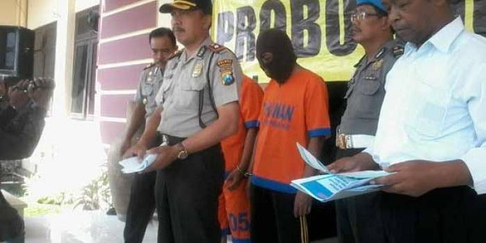 Dua mantan Kades saat dirilis. (foto: andi/BANGSAONLINE)