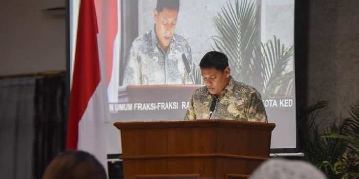 Wali Kota Kediri Abdullah Abu Bakar saat memberikan jawaban atas pertanyaan yang telah disampaikan oleh delapan fraksi DPRD Kota Kediri. Foto: Ist.