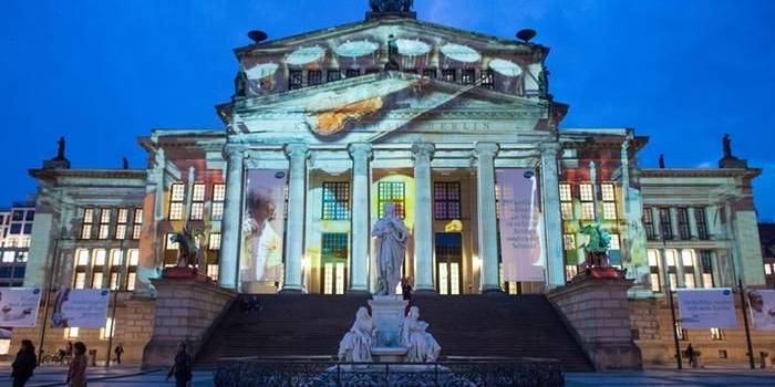 Sejarah dalam Warna Pastel
Sebuah proyeksi film pada bagian depan gedung Orchestra Berlin di Gendarmenmarkt mengilustrasikan 200 tahun sejarah gedung ini. Bangunan bergaya neoklasik ini adalah karya arsitek Karl Friedrich Schinkel dan dibuka pertama kali tahun 1821. Setelah hancur di Perang Dunia II, gedung Orchestra ini direnovasi dan kembali dibuka buat publik tahun 1984. 
