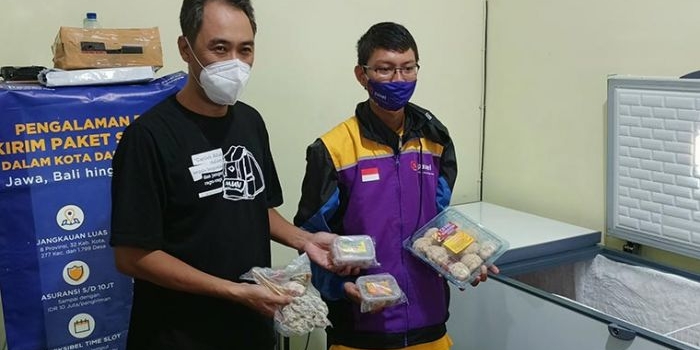 Wahyudi Pranoto, Owner Paxel Kediri dan salah satu Hero (kurir) saat menunjukkan makanan yang akan dikirim ke Jakarta. foto: muji harjita/ bangsaonline