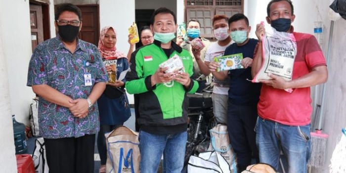 Bantuan dibagikan secara door to door oleh Badan Penghubung Daerah Provinsi Jatim di Jakarta.