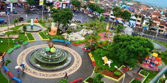Alun-alun Kota Batu tampak dari atas. foto: malang-guidance