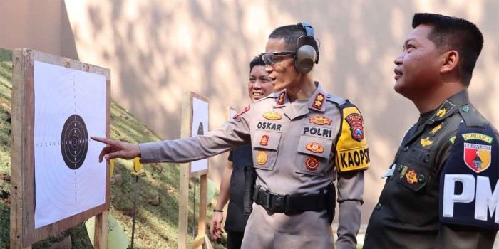 Kapolres Batu saat melihat sasaran usai peresmian Lapangan Tembak Tantya Sudhirajati.