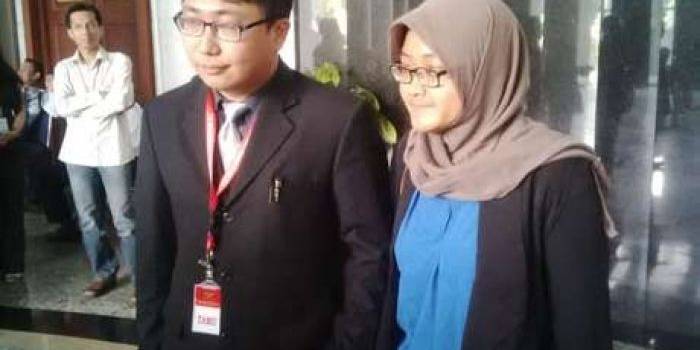 Anbar Jayadi (berjilbab), salah satu penggugat legalisasi nikah beda agama di depan gedung Mahkamah Konstitusi (MK). Foto; detik.com 