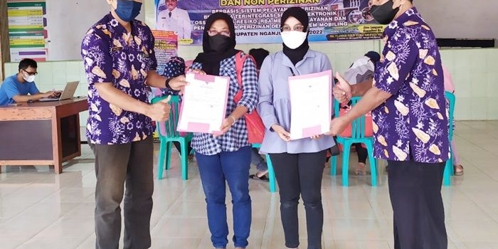Pengusaha UMKM yang menerima Surat Izin Berusaha melalui Mobiling berlokasi di Desa Jogomerto, Kecamatan Tanjunganom, Kabupaten Nganjuk.