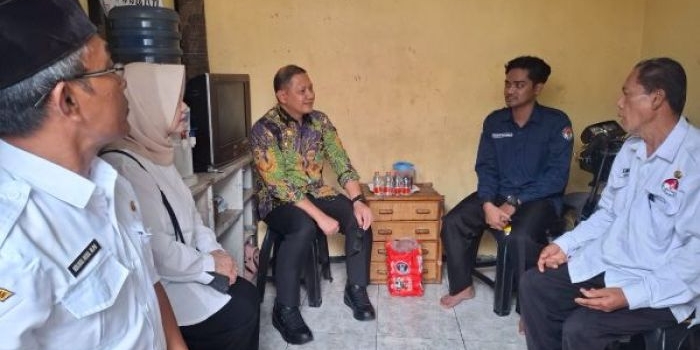 kadindik-jatim-serahkan-bantuan-guru-smk-dan-saksikan-penyerahan-ijazah-alumni-smak-yos-sudarso