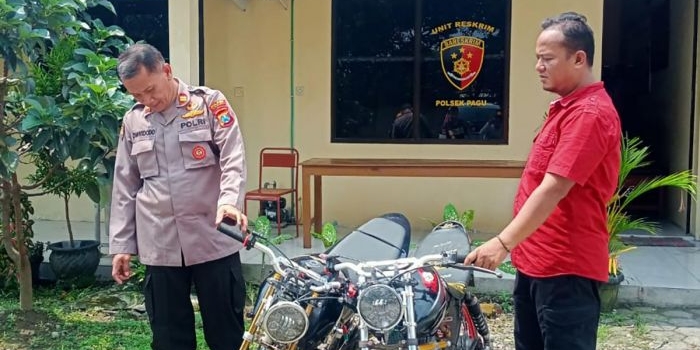 Petugas saat menunjukkan barang bukti berupa dua sepeda motor yang diduga salah satunya dibeli dari uang hasil mencuri. Foto: Ist.