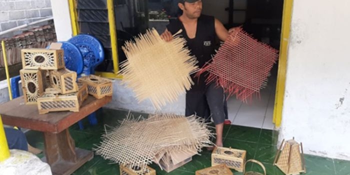 Sutikno dan produk anyaman bambunya. (foto: kominfo)