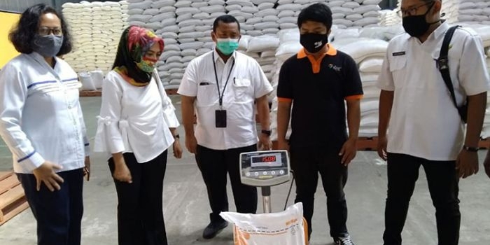 M. Kamin Siregar, Pemimpin Perum Bulog Cabang Kediri (tengah) saat mengecek beras di Gudang Bulog. (foto: ist).