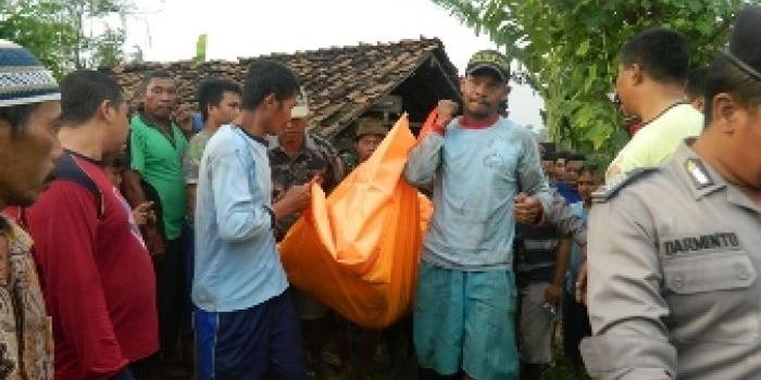 Jenazah Ramin setelah berhasil dikeluarkan dari sumur. Foto: zainal abidin/BangsaOnline.com